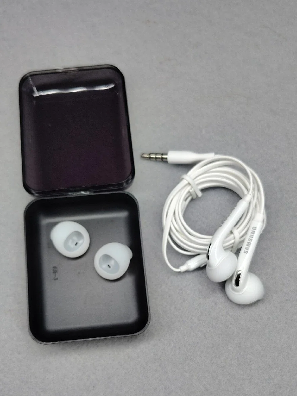 Samsung EO-EG920BW wired in-ear headphones featuring a 3.5mm jack